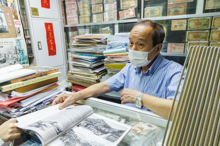 郑宝鸿对九龙城区历史其为了解，他指出九龙城、土瓜湾和启德三地由於临近海边， 属九龙区最早发展的地区。